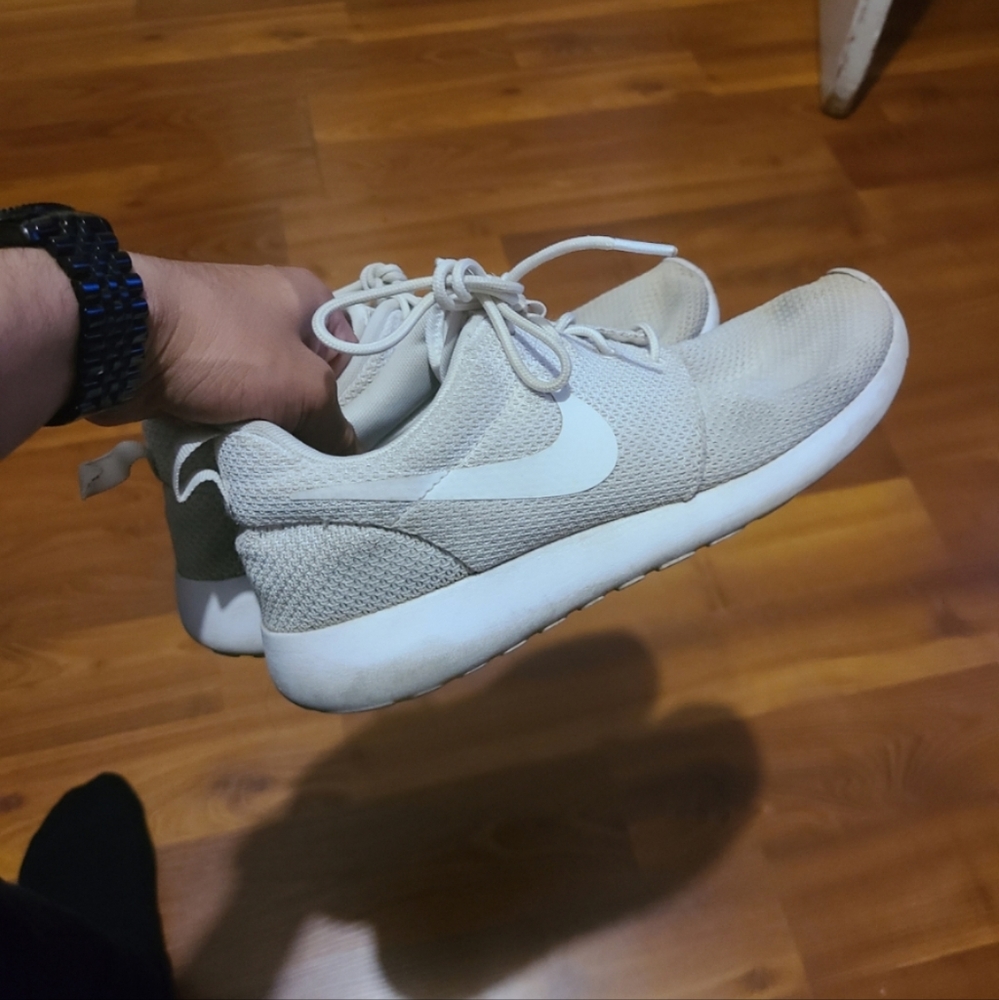 Size 8 Nike Roshes